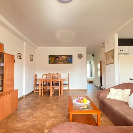 Lovely 2-bed Just 200 M From The Beach